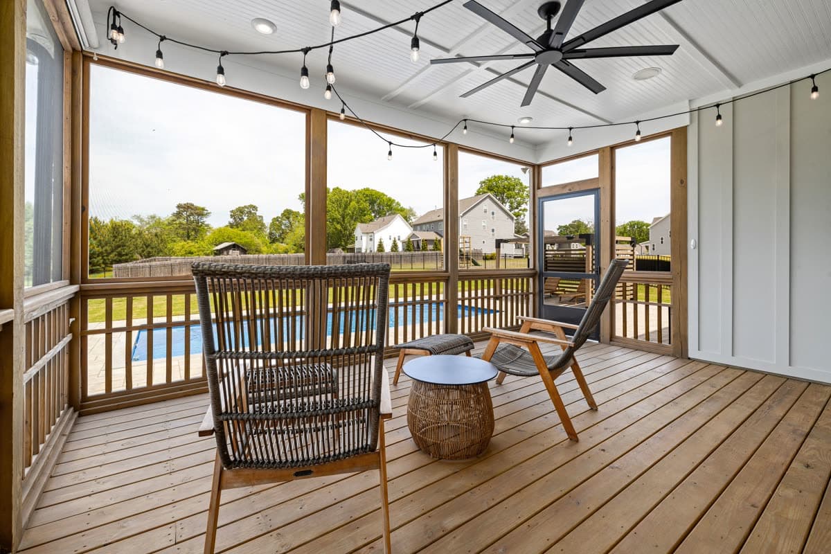 Terraza cerrada con mosquitero, ventilador de techo y muebles de exterior
